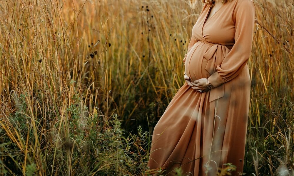 10 Creative Maternity Photoshoot Ideas - motherlyvisions.com